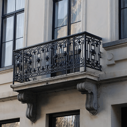 A balcony/balconies