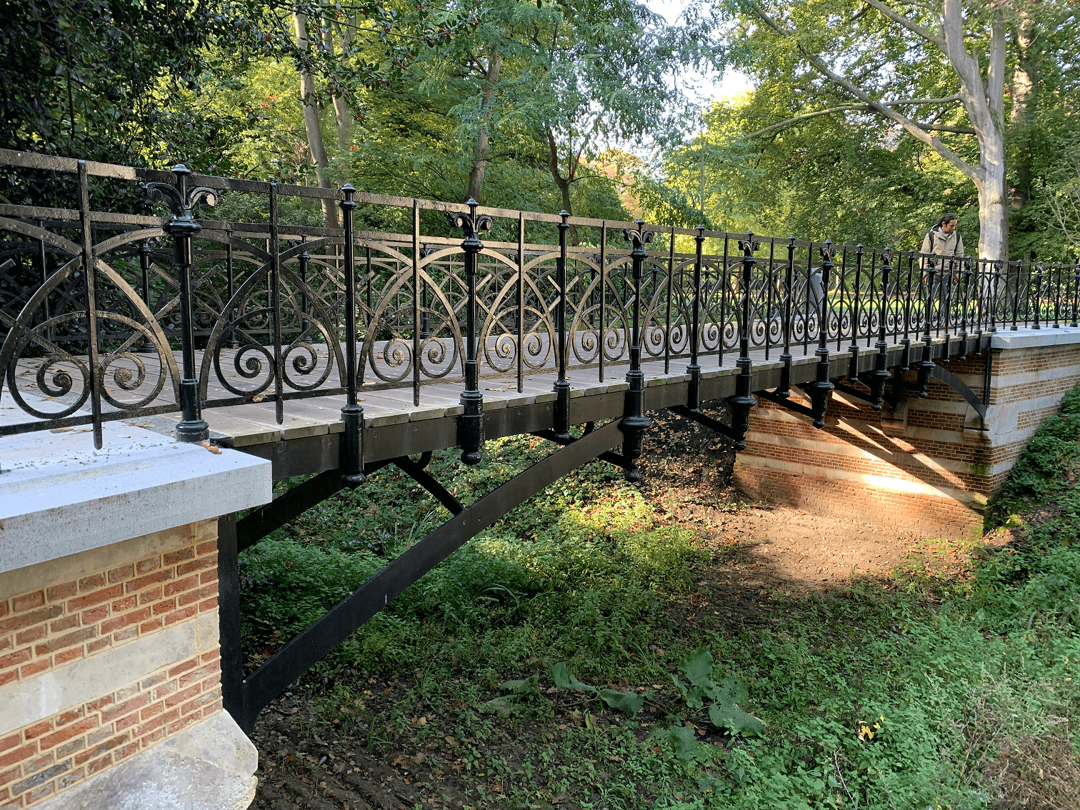 Pont en fonte (Sud) sur les douves du Château Den Brandt, parc Den Brandt
